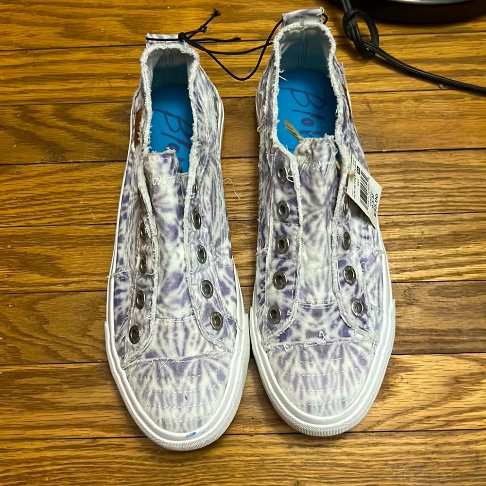 NWT Blowfish gray & white tie dyed sneakers. Womens size 9.5 (fit more like a 9)